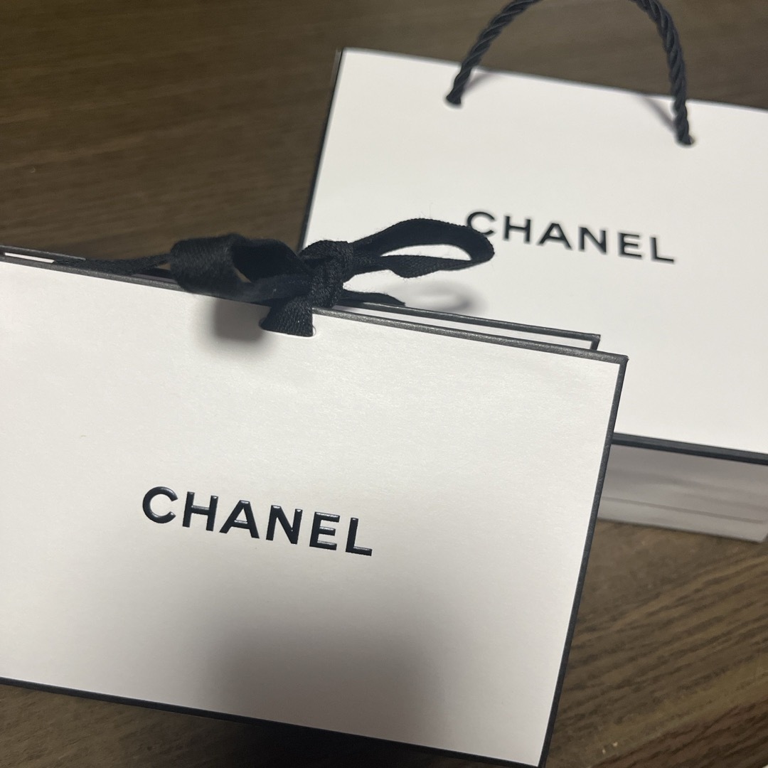 CHANEL(シャネル)のCHANELシャネルショップ袋ショッパー紙袋ホワイト 白 コスメ空箱のみ新品同様 インテリア/住まい/日用品のオフィス用品(ラッピング/包装)の商品写真