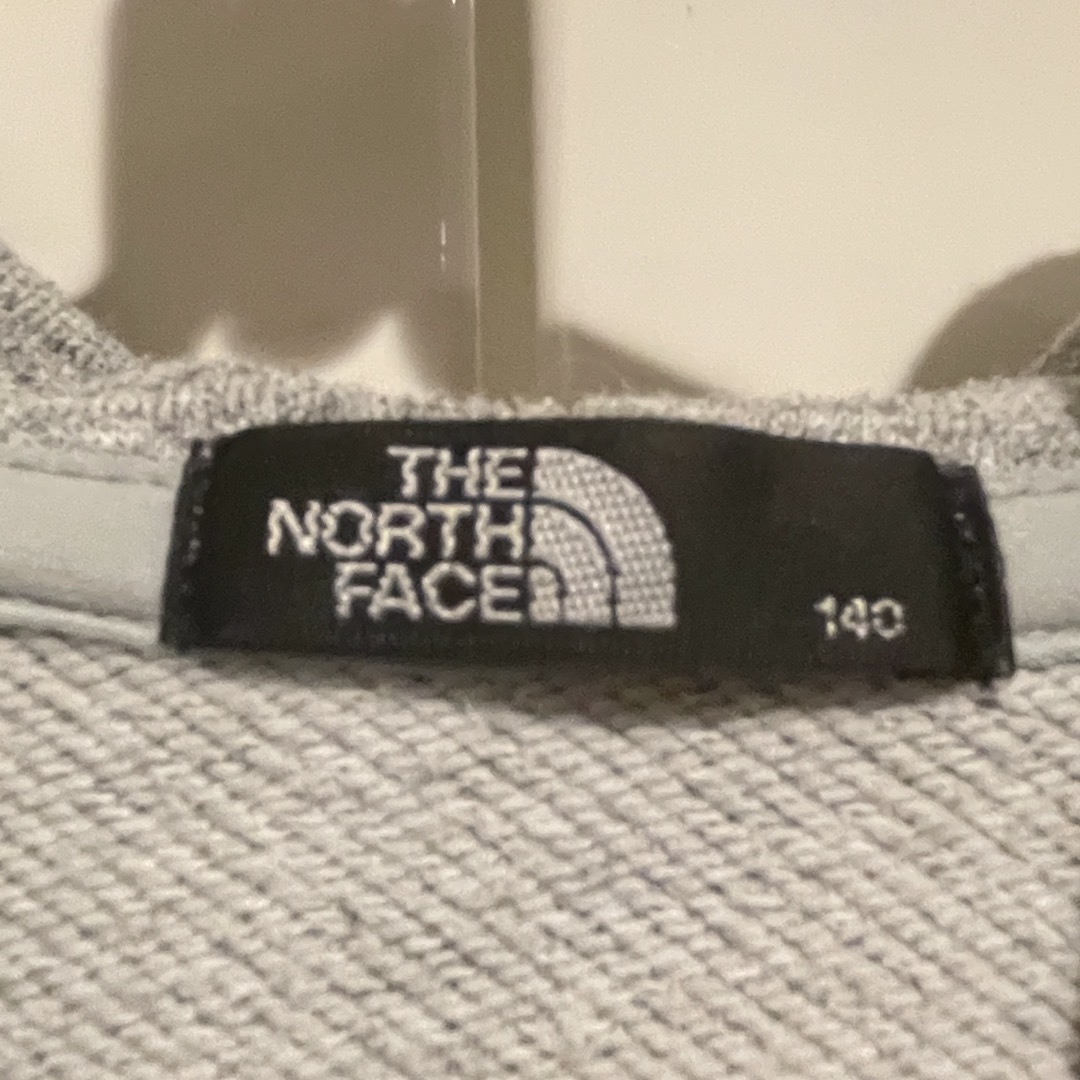 THE NORTH FACE(ザノースフェイス)の訳あり!THE NORTH FACE 140cm パーカー キッズ/ベビー/マタニティのキッズ服女の子用(90cm~)(ジャケット/上着)の商品写真