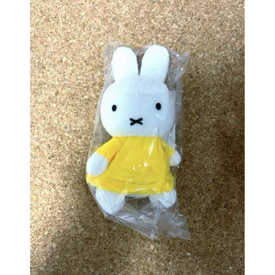 miffy(ミッフィー)のミッフィプラザ限定 てくてくミッフィーマスコット イエロー エンタメ/ホビーのおもちゃ/ぬいぐるみ(キャラクターグッズ)の商品写真