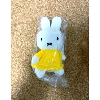 ミッフィー(miffy)のミッフィプラザ限定 てくてくミッフィーマスコット イエロー(キャラクターグッズ)