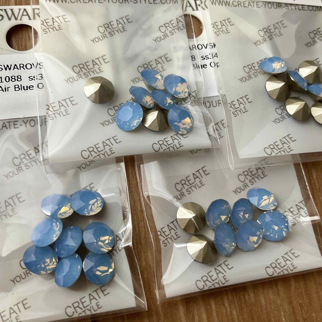 SWAROVSKI(スワロフスキー)の 【32粒】スワロフスキー　チャトン　1088 ss34 エアーブルーオパール ハンドメイドの素材/材料(各種パーツ)の商品写真