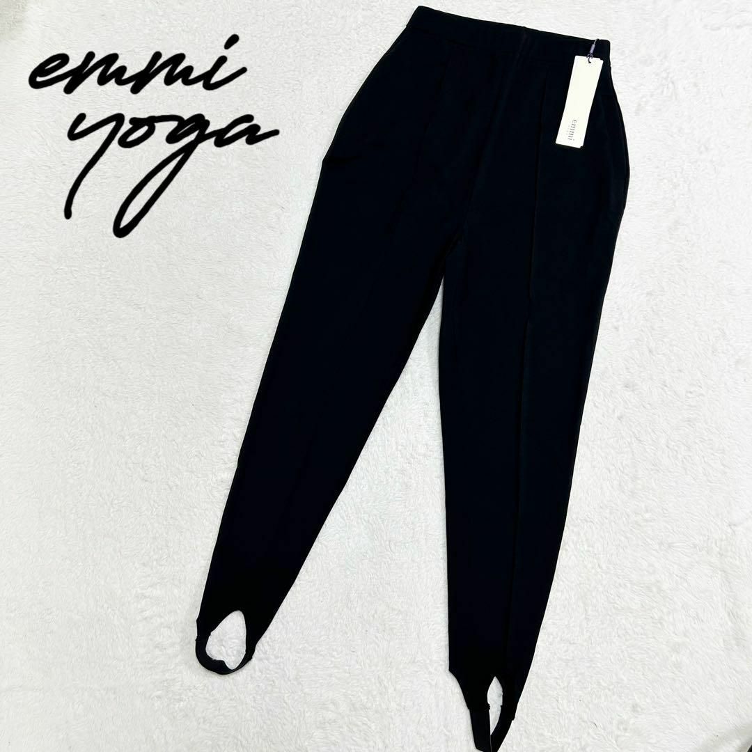 emmi(エミ)の【新品タグ付き】emmi yoga  エミヨガ　ヨガパンツ　レギンス　ブラック スポーツ/アウトドアのトレーニング/エクササイズ(ヨガ)の商品写真