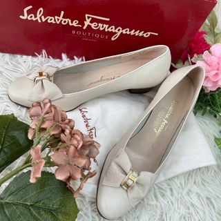 サルヴァトーレフェラガモ(Salvatore Ferragamo)のサルヴァトーレフェラガモ レディース パンプス 靴 22.5cm 箱付き ロゴ(ハイヒール/パンプス)