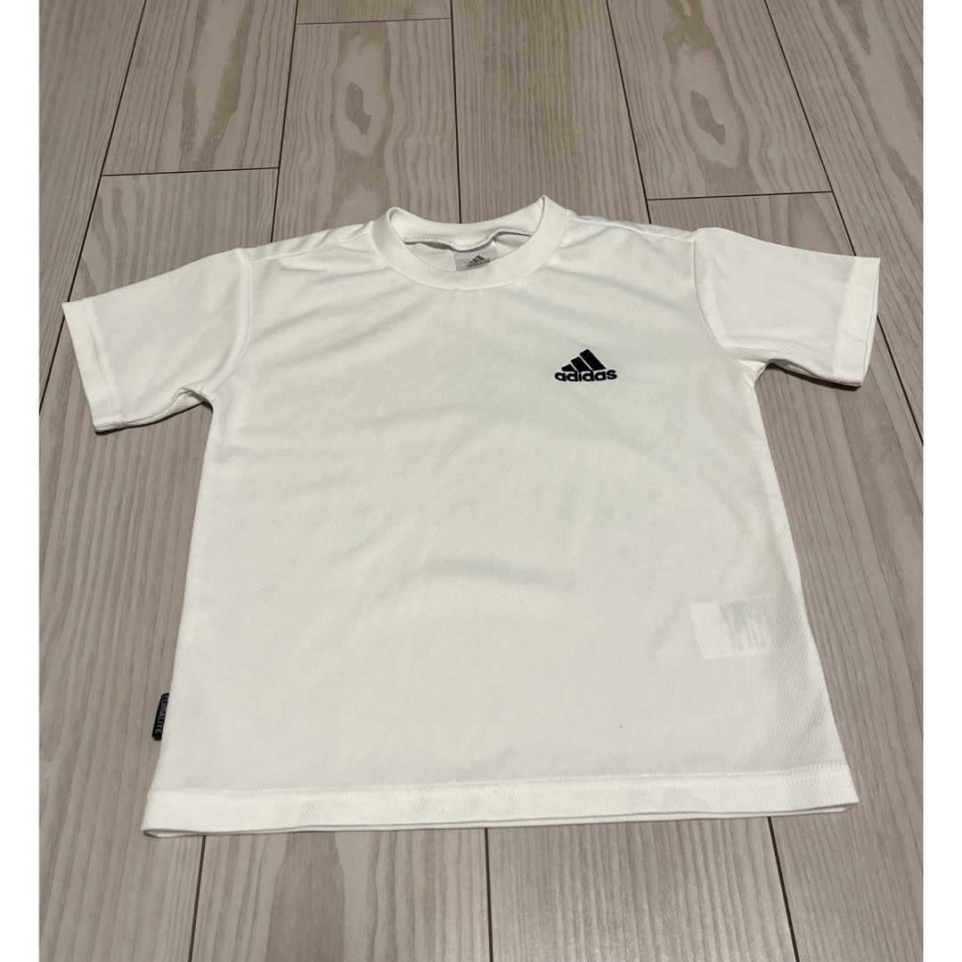 adidas(アディダス)のadidas Tシャツ　120 キッズ/ベビー/マタニティのキッズ服男の子用(90cm~)(Tシャツ/カットソー)の商品写真