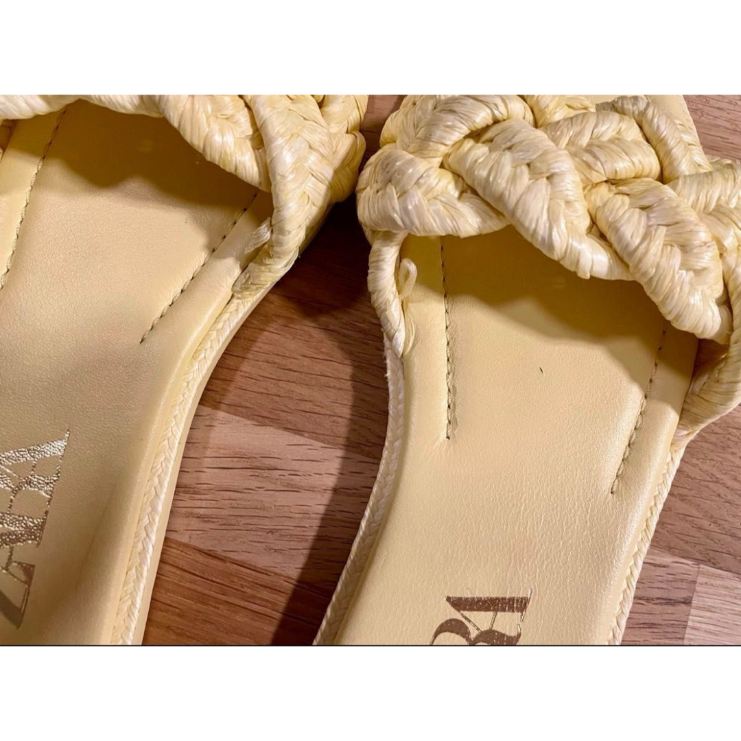 ZARA(ザラ)の☆ZARA ザラ ウーブンラフィアフラットサンダル レディースサンダル イエロー レディースの靴/シューズ(サンダル)の商品写真