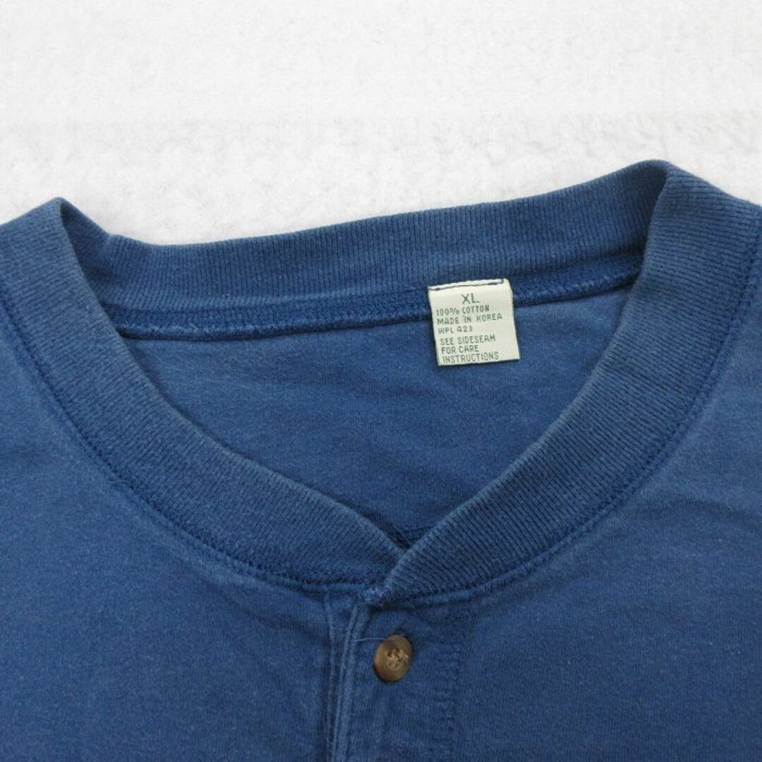 Levi's(リーバイス)のXL★古着 リーバイス Levis 長袖 ビンテージ Tシャツ メンズ 00年代 00s ワンポイントロゴ 大きいサイズ ロング丈 コットン ヘンリーネック 紺 ネイビー 24feb05 中古 メンズのトップス(Tシャツ/カットソー(半袖/袖なし))の商品写真