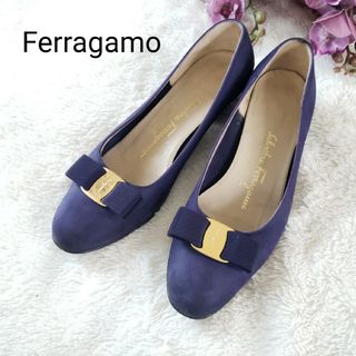 サルヴァトーレフェラガモ(Salvatore Ferragamo)のFerragamoヴァラリボンレザーパンプス  7ハーフ ネイビー(ハイヒール/パンプス)