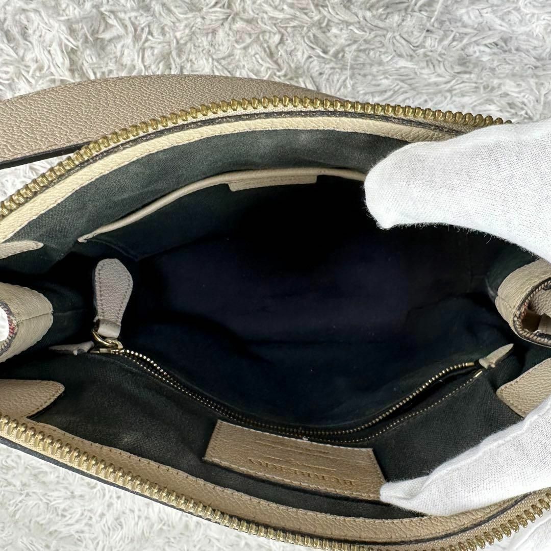 BURBERRY(バーバリー)のバーバリー　ショルダーバッグ　ゴールド金具　肩掛け　灰色　レザー レディースのバッグ(ショルダーバッグ)の商品写真