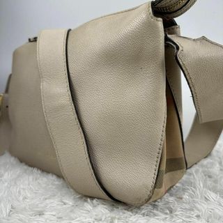 BURBERRY - バーバリー　ショルダーバッグ　ゴールド金具　肩掛け　灰色　レザー