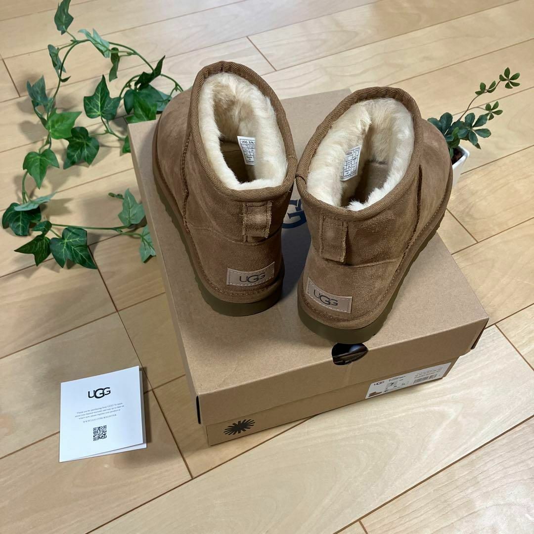 UGG(アグ)の新品未使用 UGG アグ クラシックミニⅡ ムートン ショートブーツ 24㎝ 茶 レディースの靴/シューズ(ブーツ)の商品写真