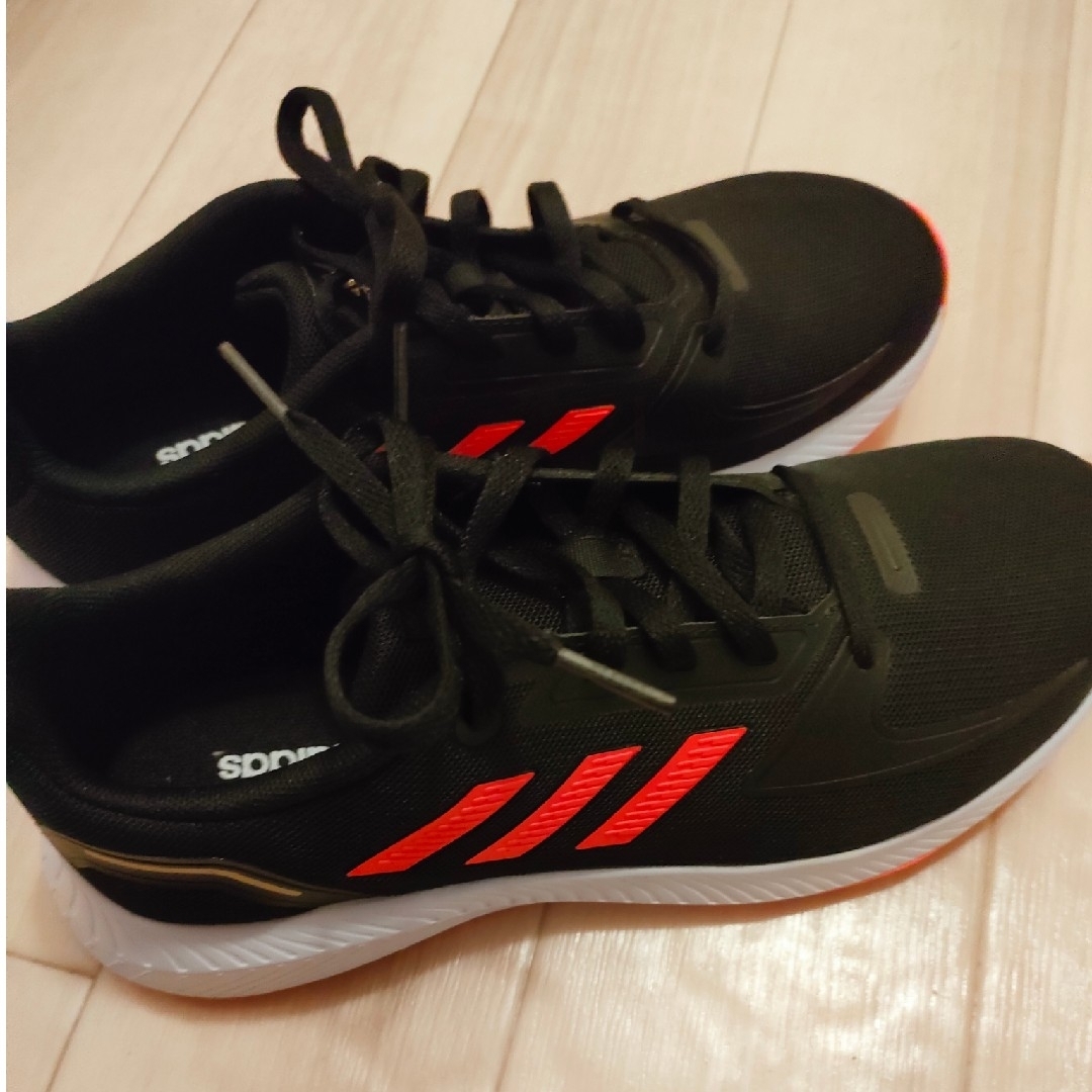 adidas(アディダス)のadidas 23.5cm キッズ/ベビー/マタニティのキッズ靴/シューズ(15cm~)(スニーカー)の商品写真