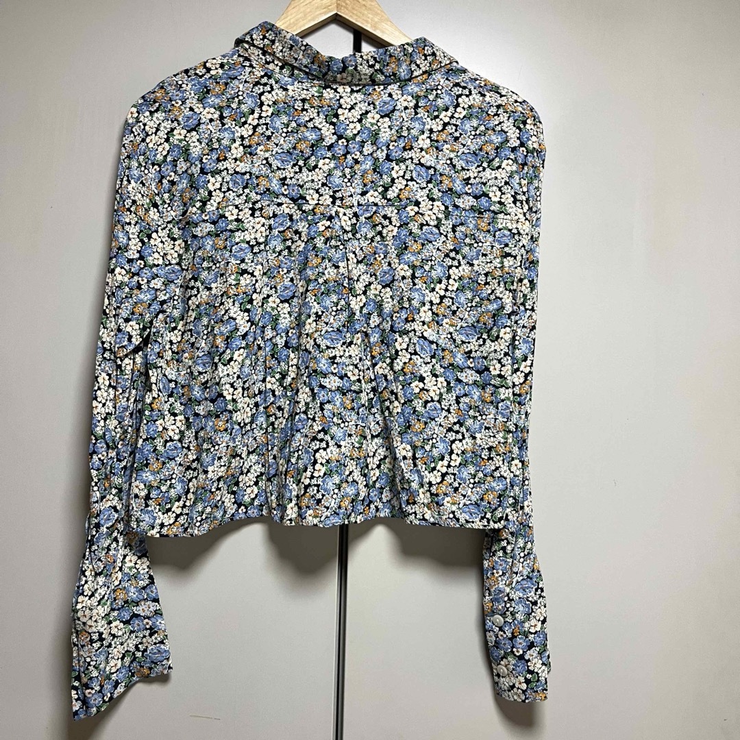 ZARA(ザラ)のZARA 花柄ショート丈シャツ　ブラウス レディースのトップス(シャツ/ブラウス(長袖/七分))の商品写真