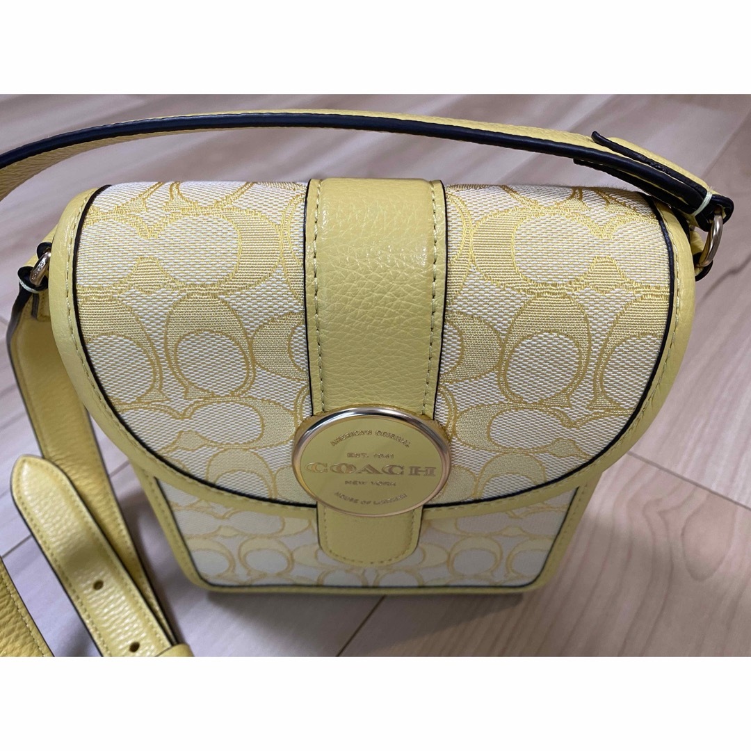 COACH(コーチ)のCOACH    コーチ　ショルダーバッグ　イエロー　美品 レディースのバッグ(ショルダーバッグ)の商品写真