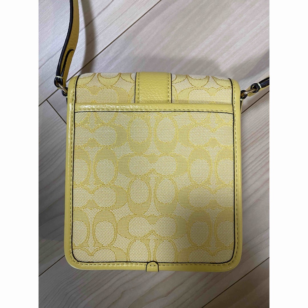 COACH(コーチ)のCOACH    コーチ　ショルダーバッグ　イエロー　美品 レディースのバッグ(ショルダーバッグ)の商品写真