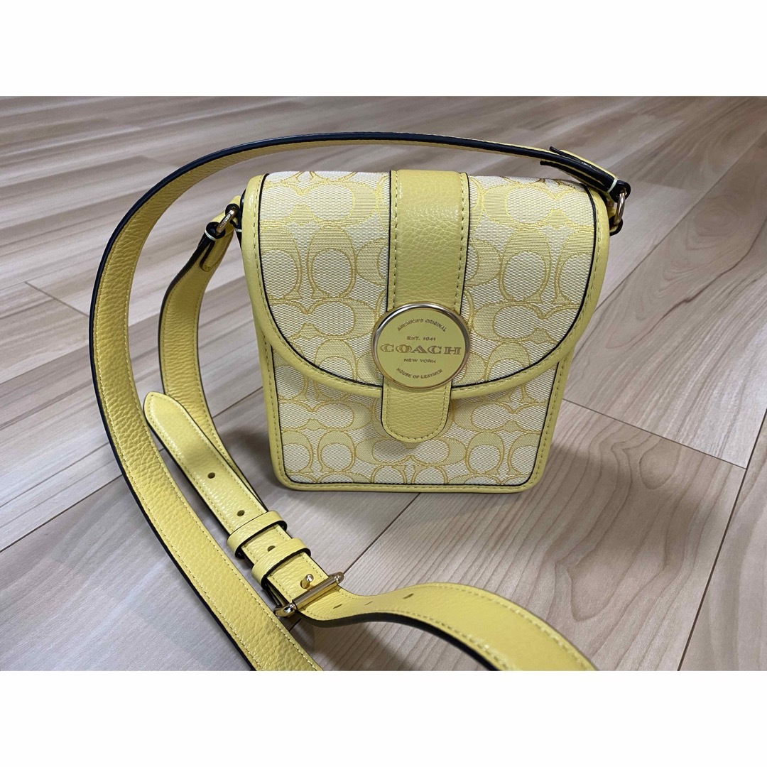 COACH(コーチ)のCOACH    コーチ　ショルダーバッグ　イエロー　美品 レディースのバッグ(ショルダーバッグ)の商品写真