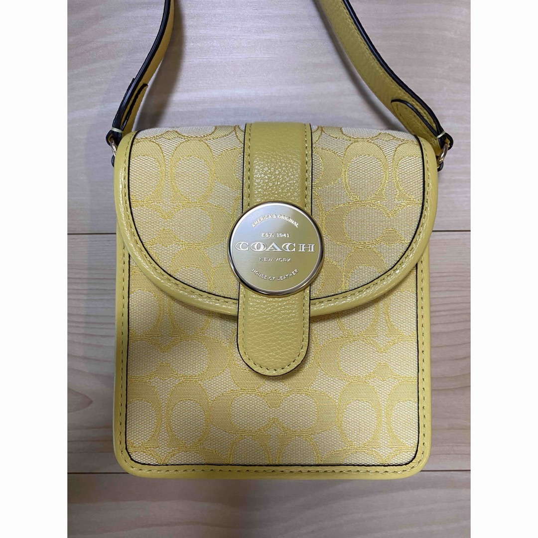 COACH(コーチ)のCOACH    コーチ　ショルダーバッグ　イエロー　美品 レディースのバッグ(ショルダーバッグ)の商品写真