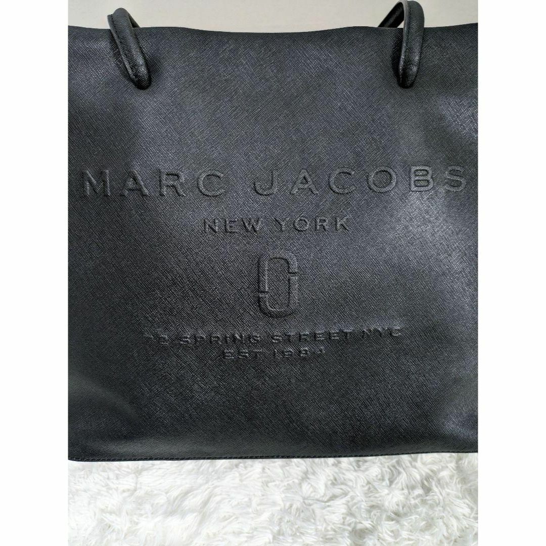 MARC JACOBS(マークジェイコブス)の美品✨マークジェイコブス トートバッグ 黒 ショッパー ロゴ A4 肩掛け可能 レディースのバッグ(トートバッグ)の商品写真