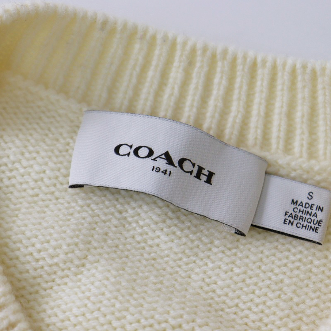 COACH(コーチ)のコーチ COACH ロゴ刺繍入り ウールカシミヤクルーネックニットプルオーバー S/アイボリー セーター トップス【2400013753005】 レディースのトップス(ニット/セーター)の商品写真