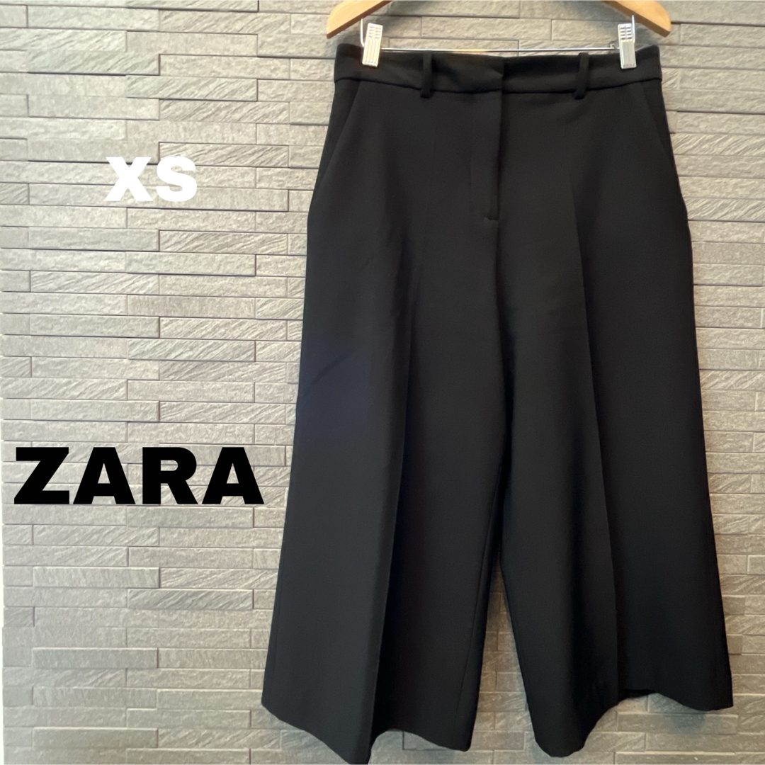 ZARA(ザラ)のザラ ZARA クロップド パンツ ボトム ブラック ストレート ミドル丈 XS レディースのパンツ(クロップドパンツ)の商品写真