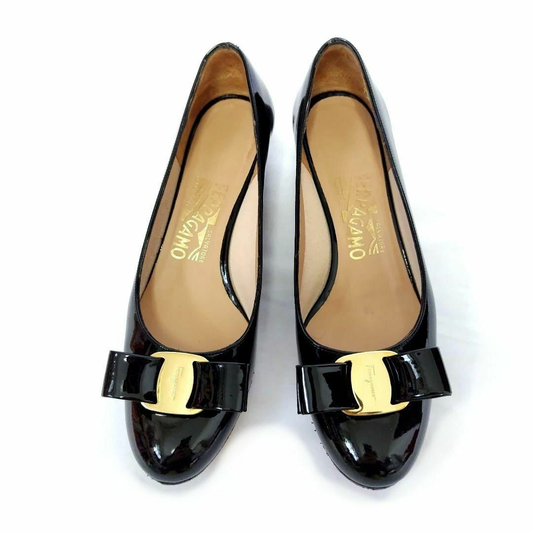 Salvatore Ferragamo(サルヴァトーレフェラガモ)の極美品❤箱付き☆フェラガモ【Ferragamo】ヴァラ エナメル パンプス 黒 レディースの靴/シューズ(ハイヒール/パンプス)の商品写真