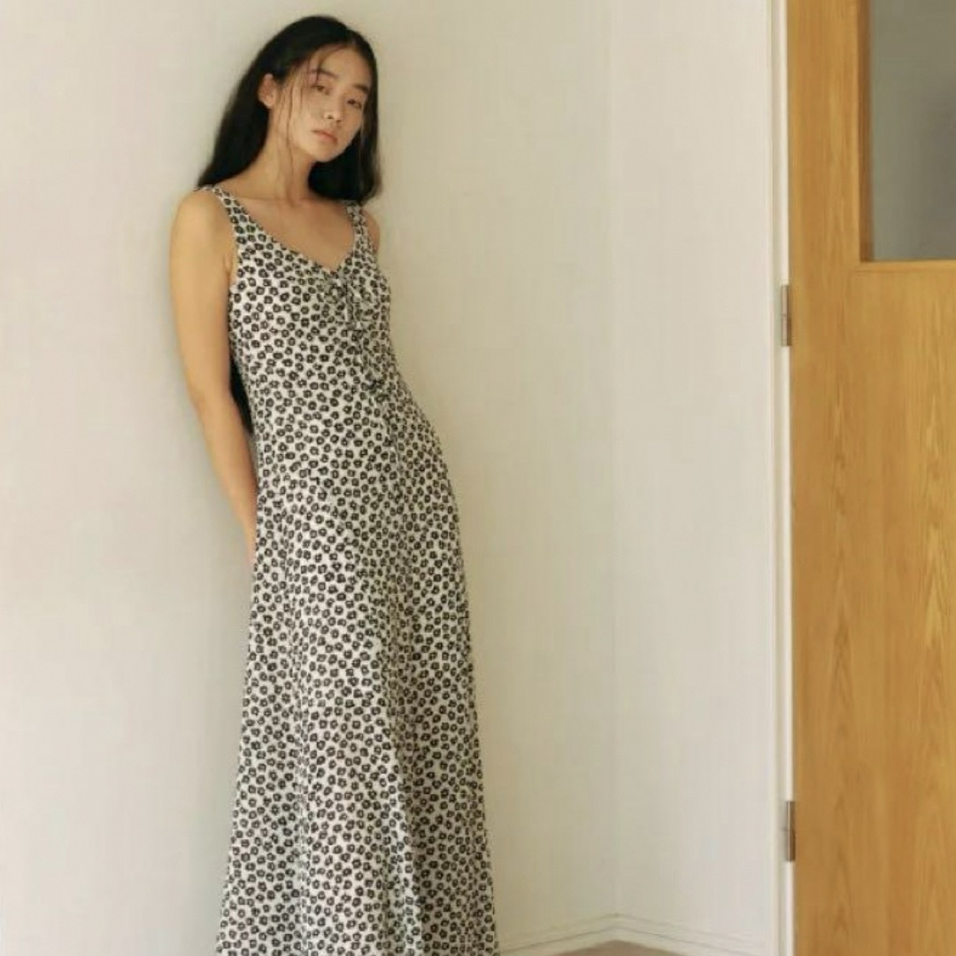 Rosary moon(ロザリームーン)のFlower Crepe Dress  完売品 レディースのワンピース(ロングワンピース/マキシワンピース)の商品写真