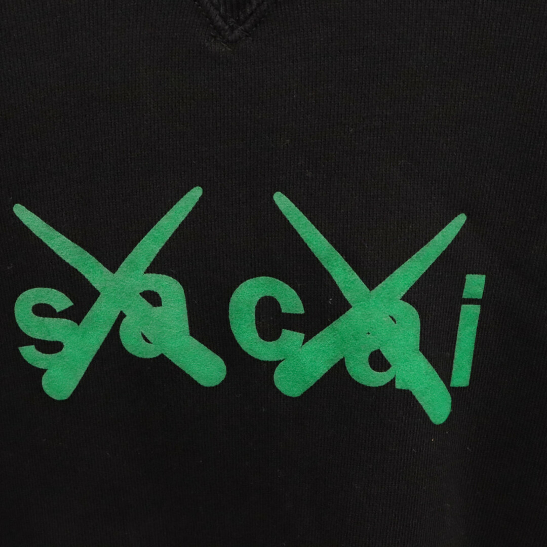 sacai(サカイ)のSacai サカイ 21AW×KAWS フロントロゴプリントスウェットプルオーバーパーカー ブラック グリーン 21-0286S メンズのトップス(パーカー)の商品写真