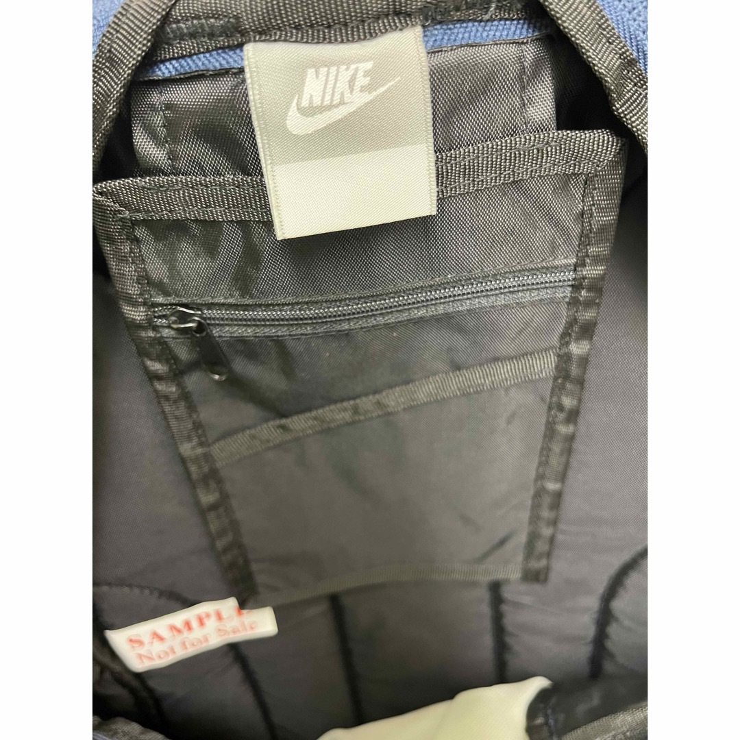 NIKE(ナイキ)のナイキ　キッズ　リュック　ネイビー　サンプル品？ キッズ/ベビー/マタニティのこども用バッグ(リュックサック)の商品写真