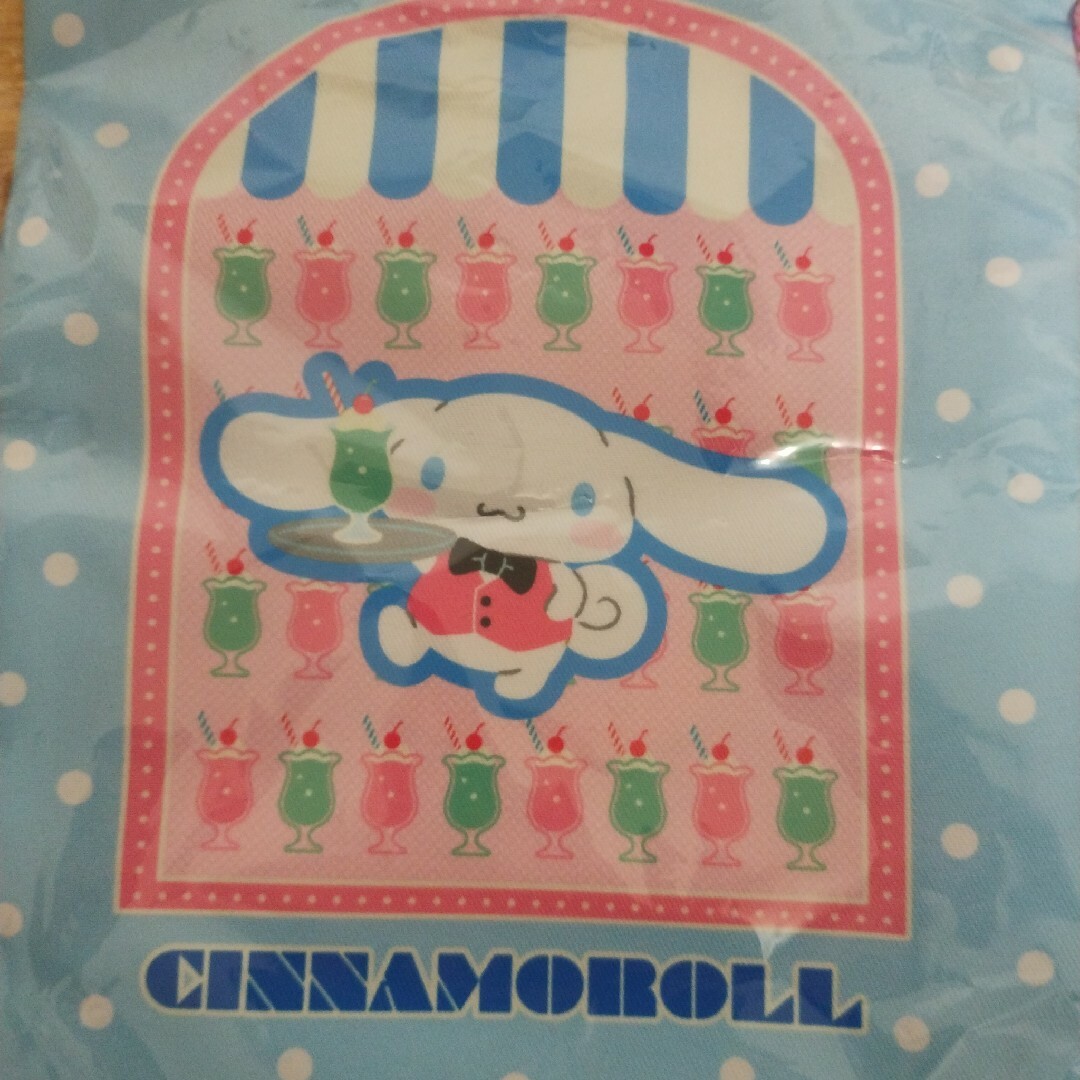 シナモロール(シナモロール)のアサヒ飲料　ノベルティ　巾着ポーチ　サンリオ・シナモロール エンタメ/ホビーのおもちゃ/ぬいぐるみ(キャラクターグッズ)の商品写真