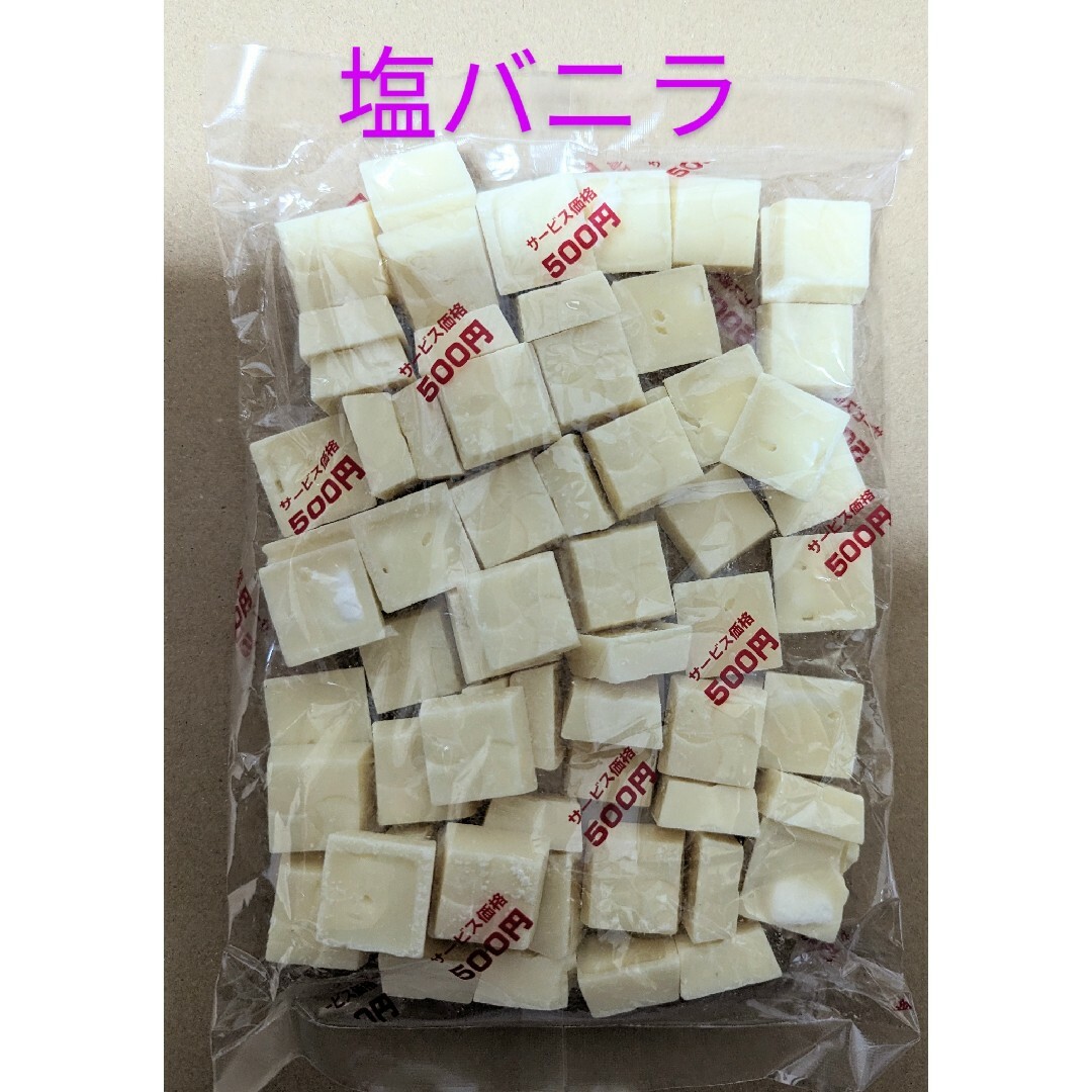 チロルチョコ(チロルチョコ)のチロルチョコ　アウトレット　塩バニラ 食品/飲料/酒の食品(菓子/デザート)の商品写真