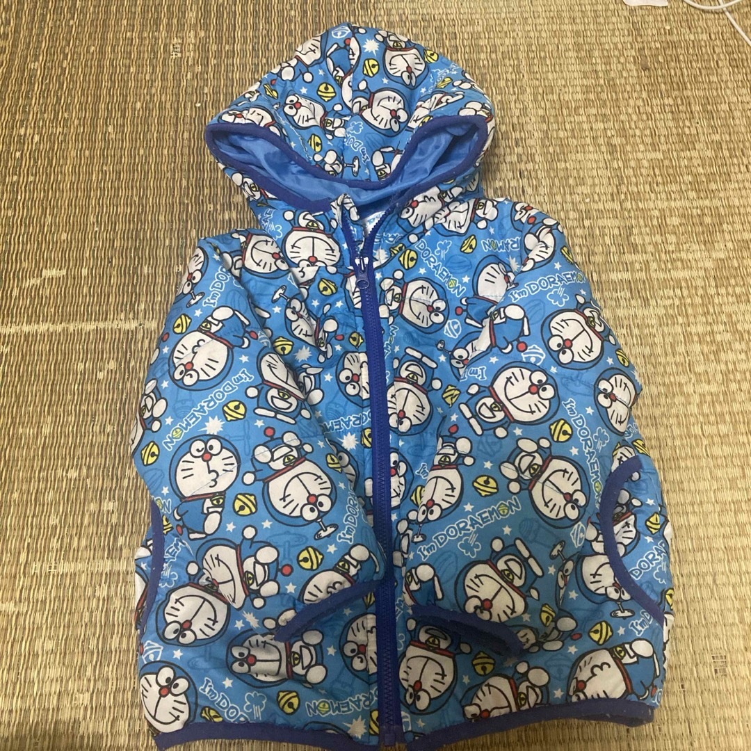 ドラえもん　ダウン　95センチ　キッズ キッズ/ベビー/マタニティのキッズ服男の子用(90cm~)(ジャケット/上着)の商品写真