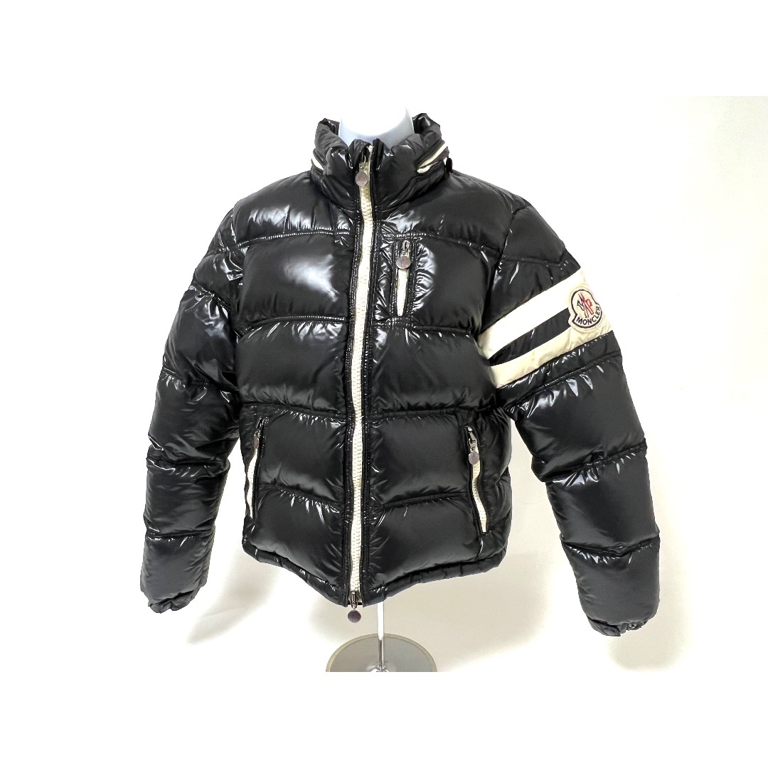 MONCLER(モンクレール)のMONCLER モンクレール ダウンジャケット ERIC エリック アウター メンズ ブラック ホワイト フード サイズ:2 メンズのジャケット/アウター(ダウンジャケット)の商品写真