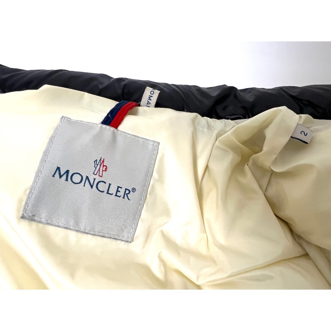 MONCLER(モンクレール)のMONCLER モンクレール ダウンジャケット ERIC エリック アウター メンズ ブラック ホワイト フード サイズ:2 メンズのジャケット/アウター(ダウンジャケット)の商品写真