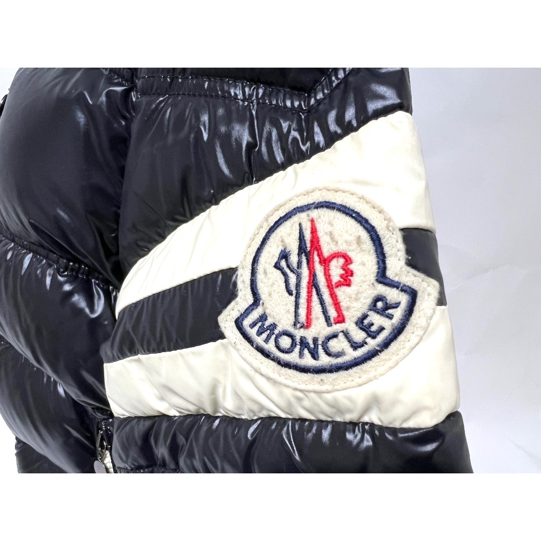 MONCLER(モンクレール)のMONCLER モンクレール ダウンジャケット ERIC エリック アウター メンズ ブラック ホワイト フード サイズ:2 メンズのジャケット/アウター(ダウンジャケット)の商品写真