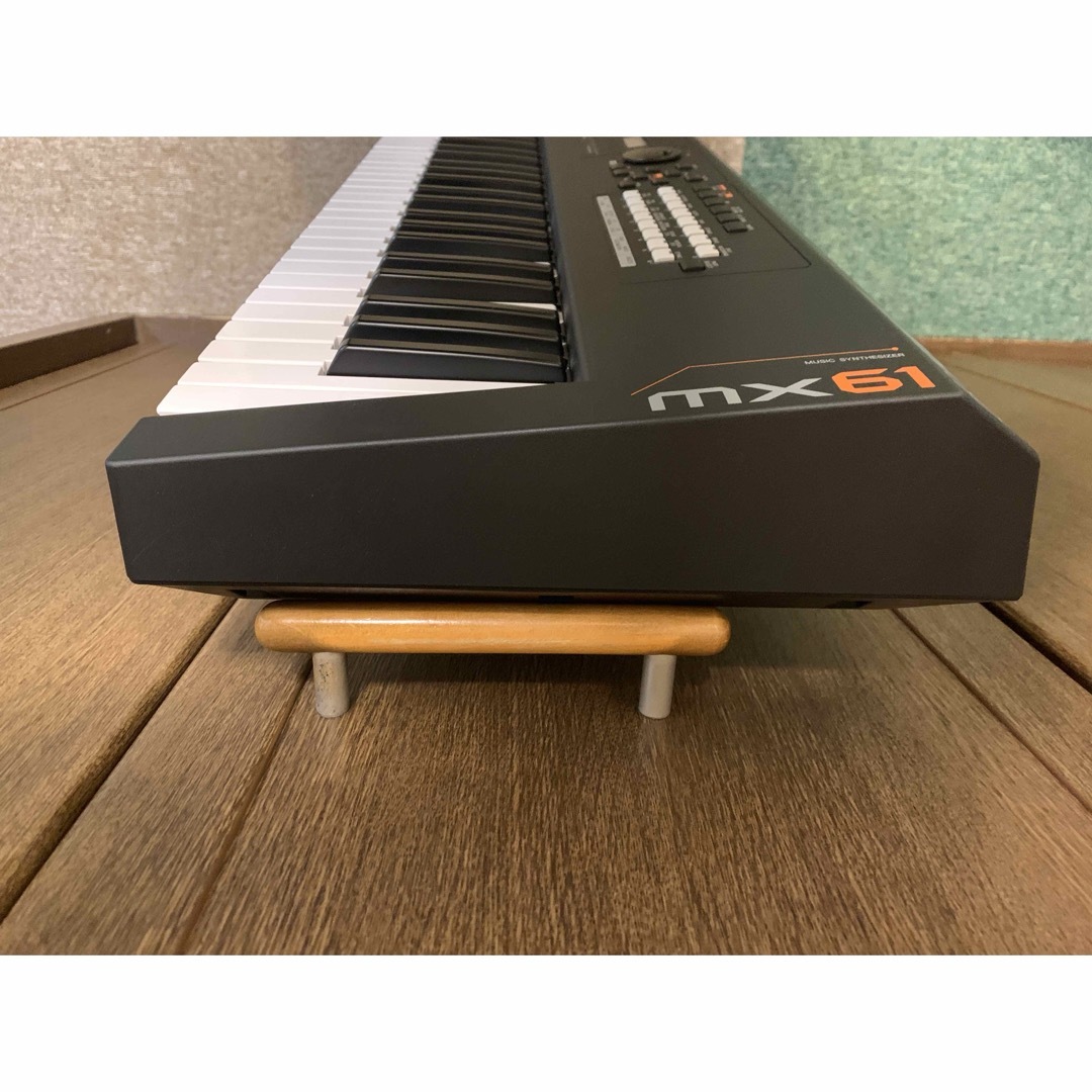 ヤマハ(ヤマハ)のYAMAHA MUSIC synthesizer mx61 BK 楽器の鍵盤楽器(キーボード/シンセサイザー)の商品写真