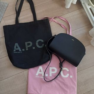 アーペーセー(A.P.C)の4/8までガーデやトートおまけつき。APCエンボスハーフムーンポシェット(ショルダーバッグ)