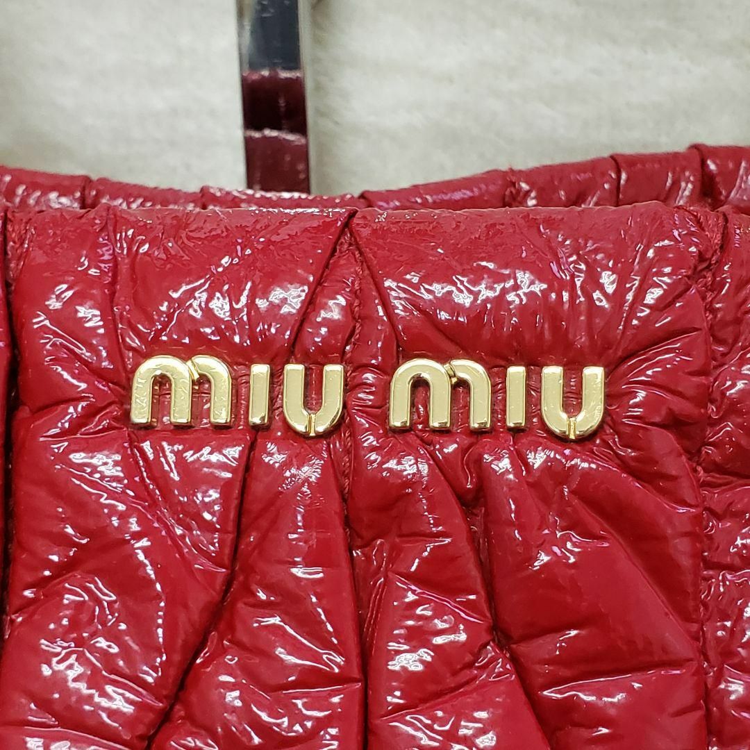 miumiu(ミュウミュウ)のmiumiu トートバッグ マテラッセ パテントレザー ゴールド金具 赤 レディースのバッグ(トートバッグ)の商品写真