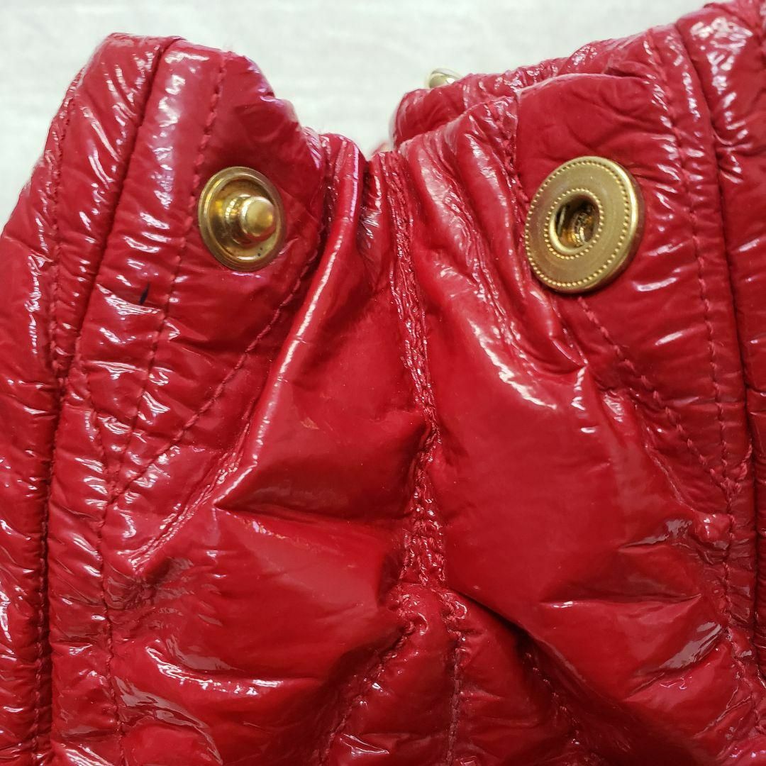 miumiu(ミュウミュウ)のmiumiu トートバッグ マテラッセ パテントレザー ゴールド金具 赤 レディースのバッグ(トートバッグ)の商品写真