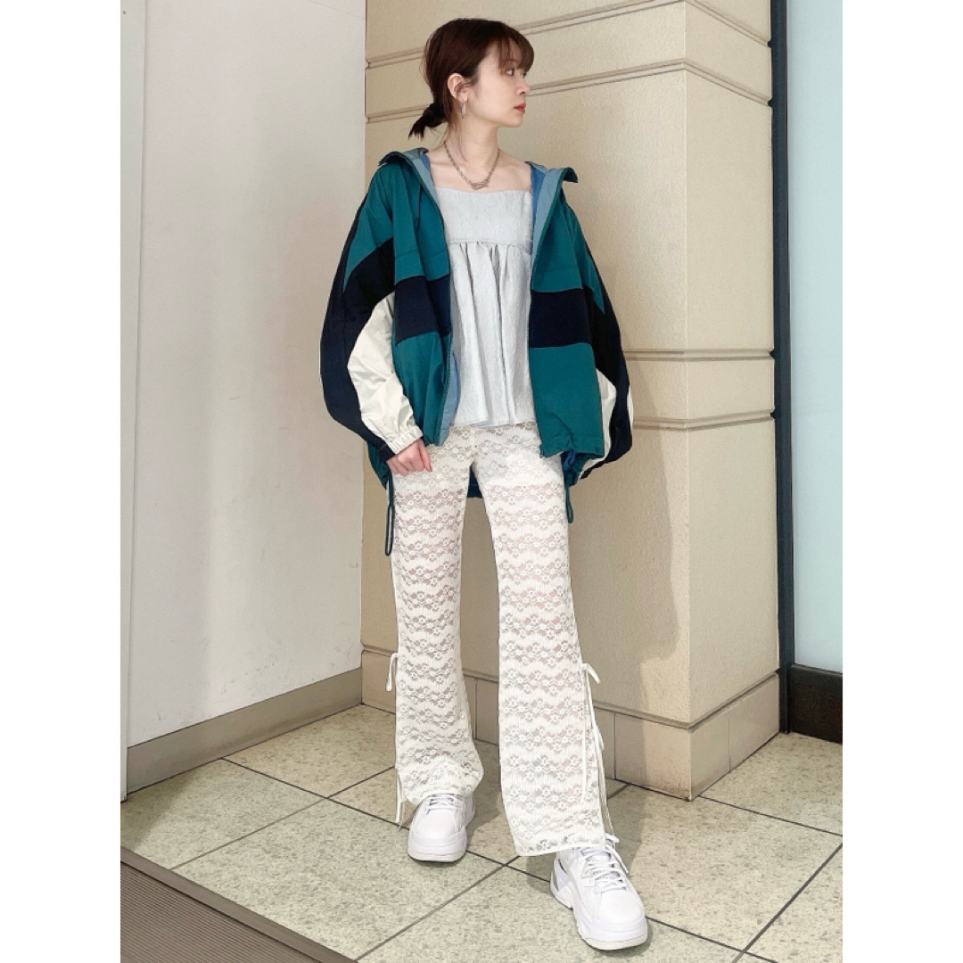 Lily Brown(リリーブラウン)のLILYBROWN リリーブラウン パイピングレースカットパンツ 24ss レディースのパンツ(カジュアルパンツ)の商品写真