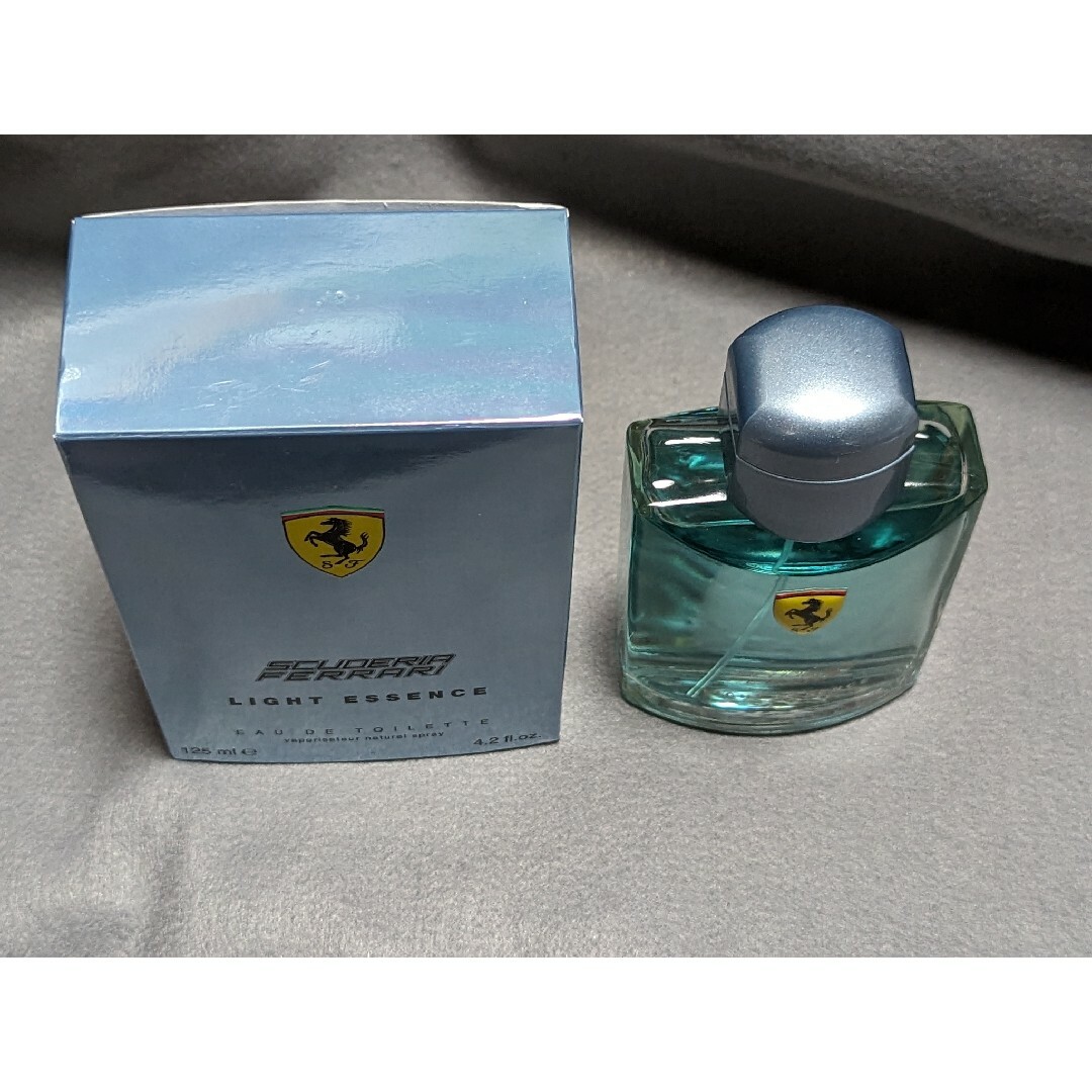 Ferrari(フェラーリ)の美品フェラーリスクーデリアライトエッセンスオードトワレ125ml コスメ/美容の香水(その他)の商品写真