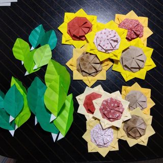 《ハンドメイド》折り紙で作ったひまわりと葉っぱ　壁面飾り　メダルなどに(その他)