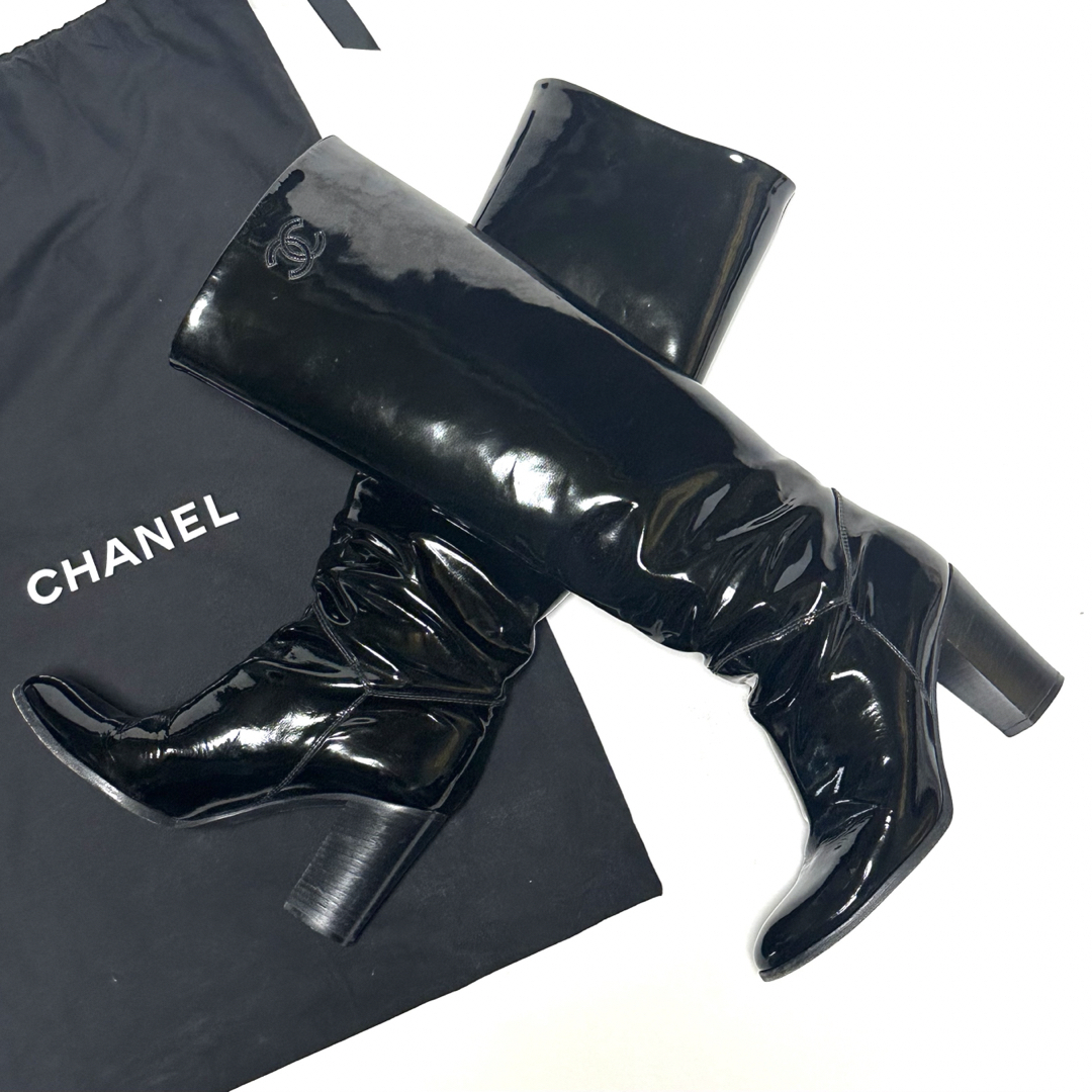 CHANEL(シャネル)のCHANEL 黒 パテントロングブーツ 38.5 CCロゴ レディースの靴/シューズ(ブーツ)の商品写真