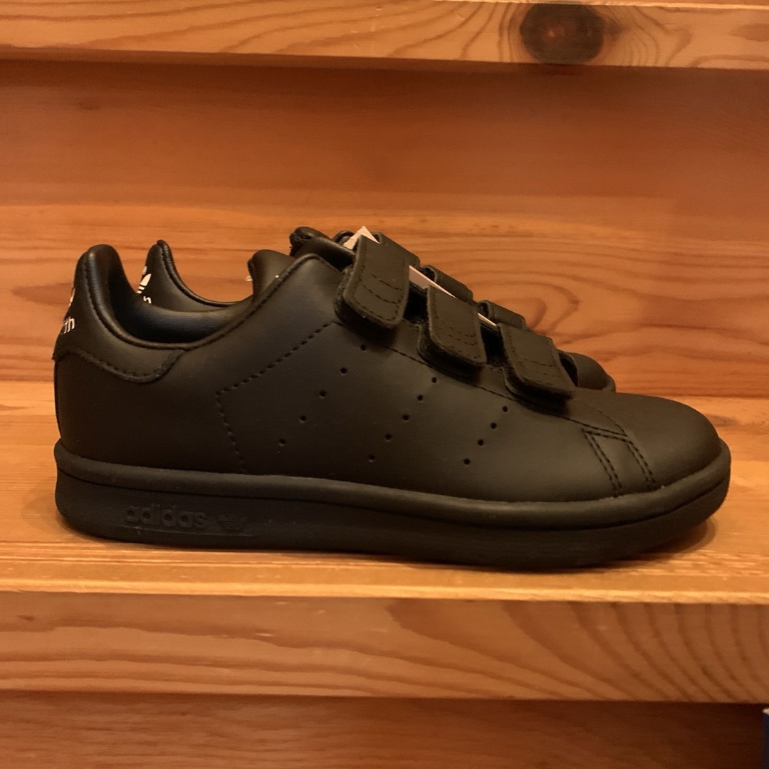 STANSMITH（adidas）(スタンスミス)の新品　アディダス　スタンスミス　adidas スニーカー　17.5 キッズ/ベビー/マタニティのキッズ靴/シューズ(15cm~)(スニーカー)の商品写真
