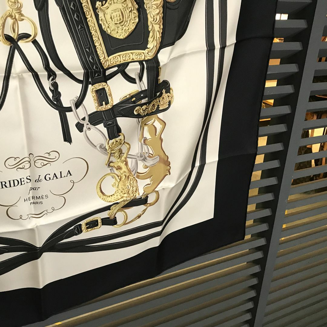 Hermes(エルメス)の新品未使用 エルメス 現行 カレ90 ブリッドドゥガラ スカーフ ブラック レディースのファッション小物(バンダナ/スカーフ)の商品写真