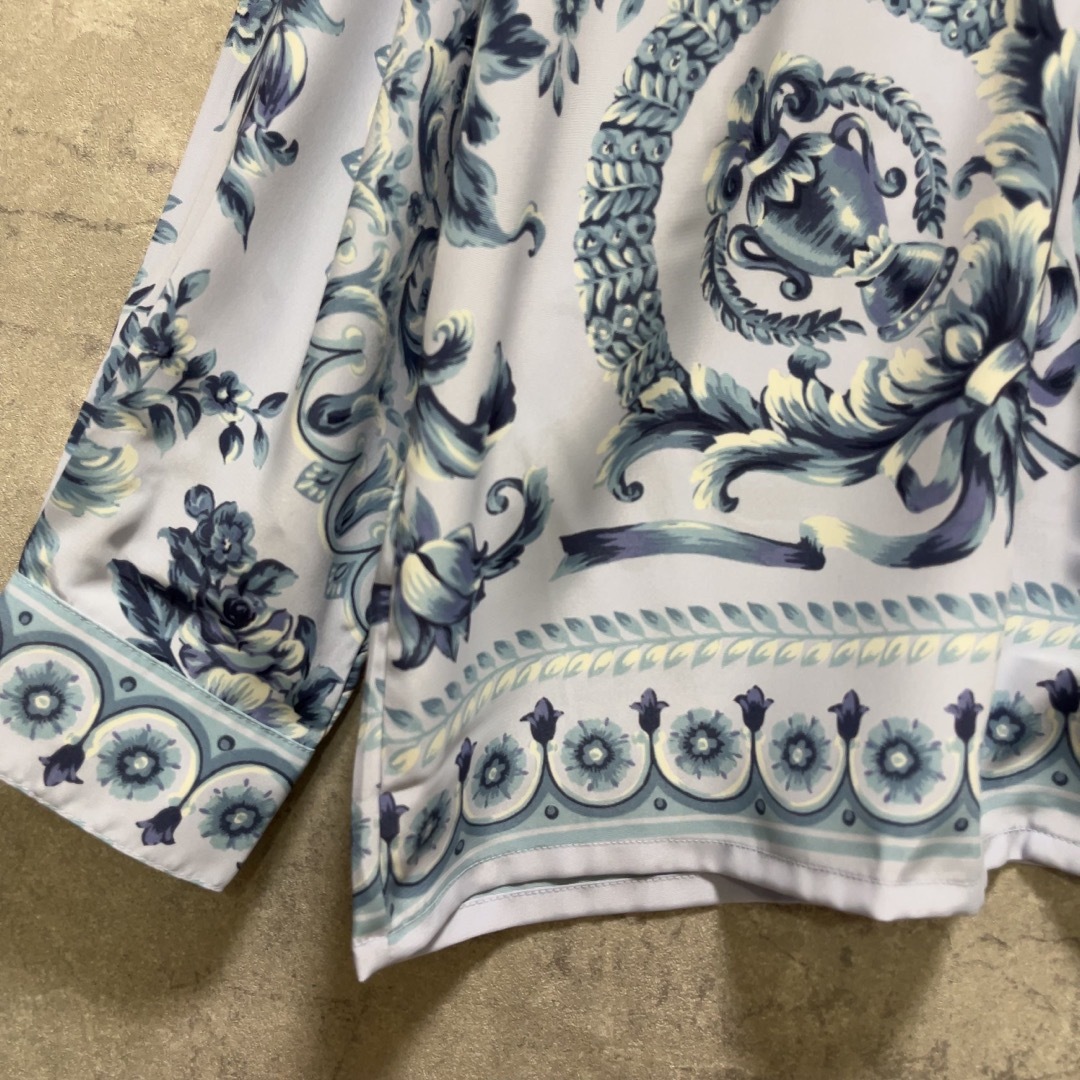 Lochie(ロキエ)の青系 花柄 フラワープリント ヴィンテージ 柄シャツ レディースのトップス(シャツ/ブラウス(長袖/七分))の商品写真