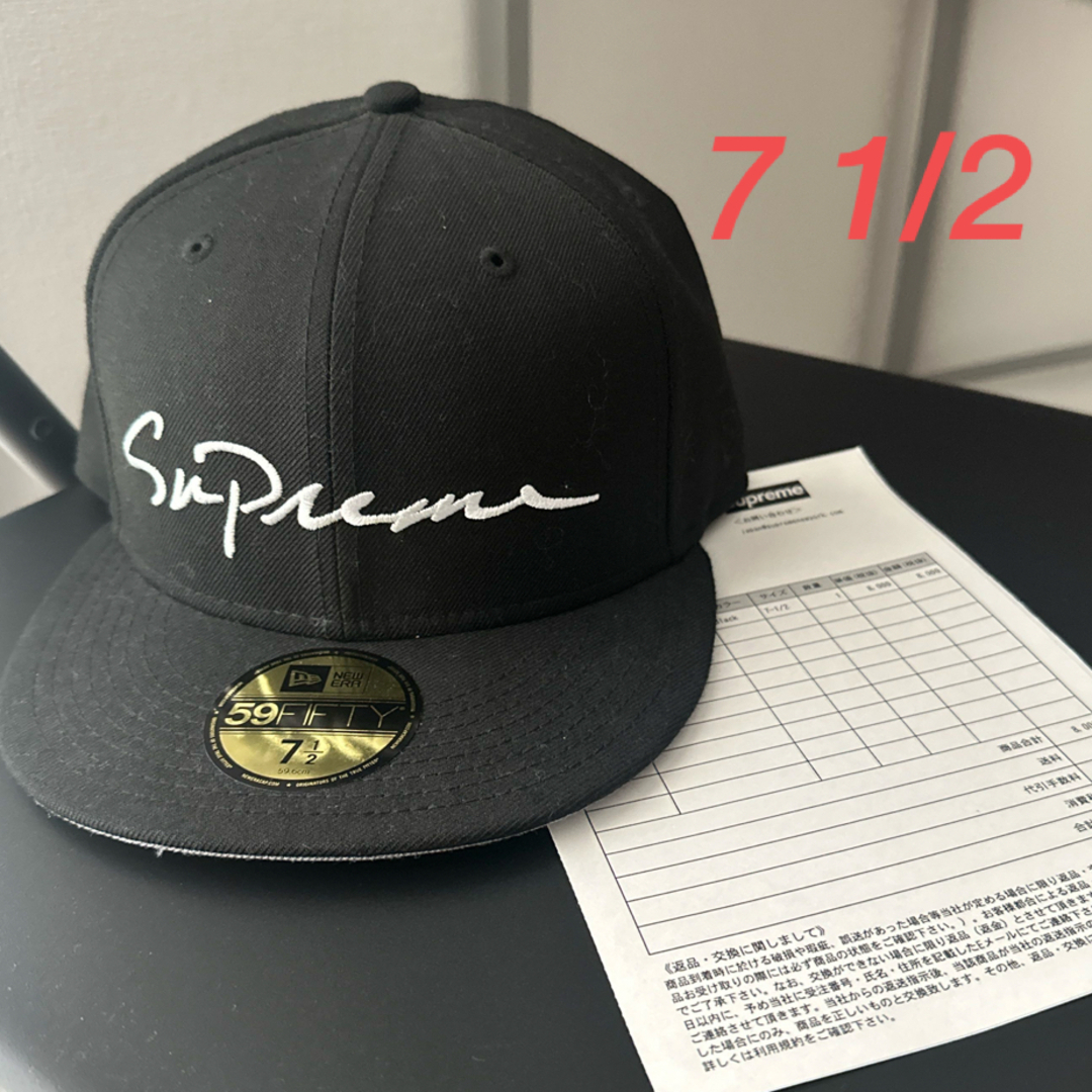 Supreme(シュプリーム)のCLASSIC SCRIPT NEW ERA  71/2 メンズの帽子(キャップ)の商品写真