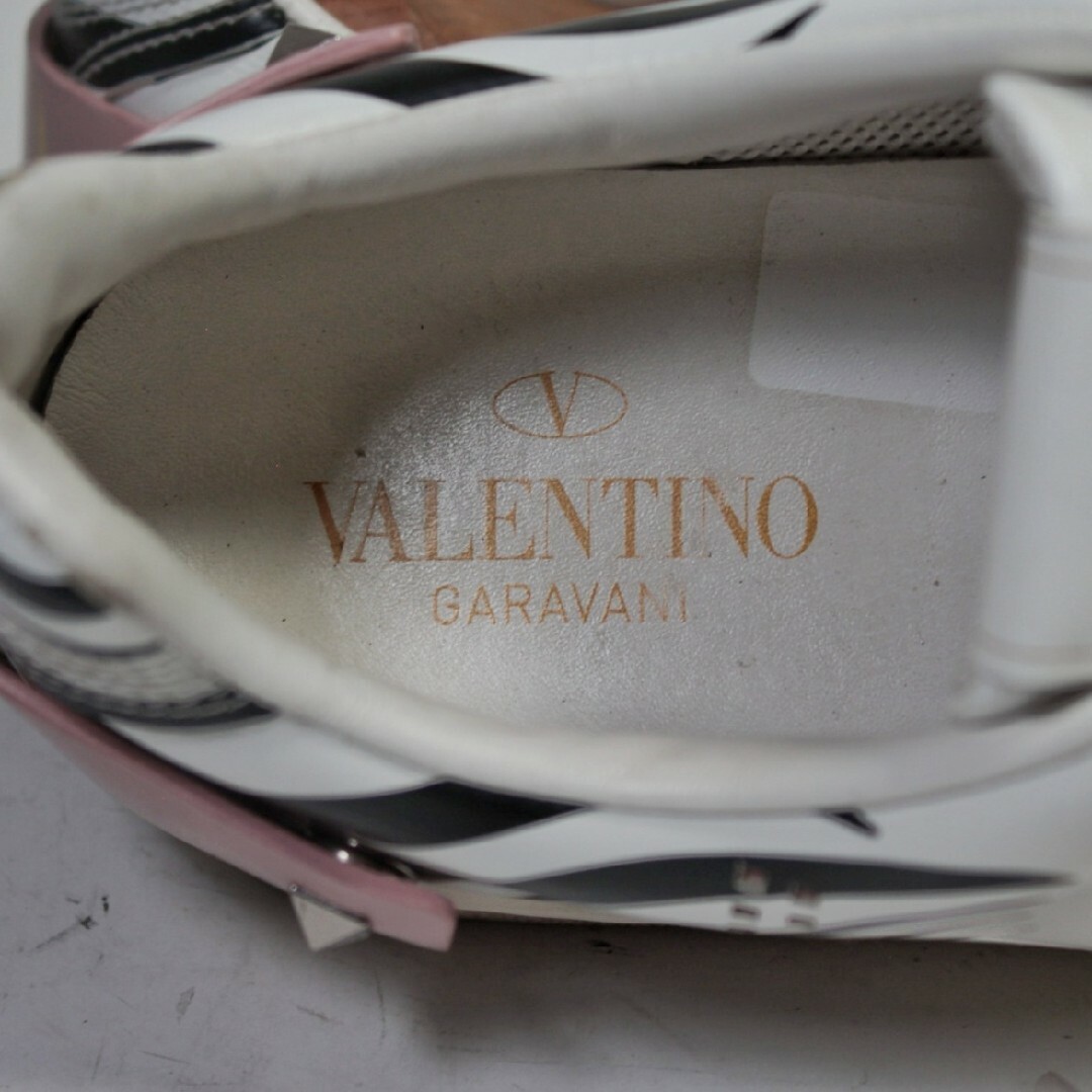 VALENTINO(ヴァレンティノ)の【美品】ヴァレンティノ スタッズ ホワイト パンチングレザー スニーカー メンズの靴/シューズ(スニーカー)の商品写真