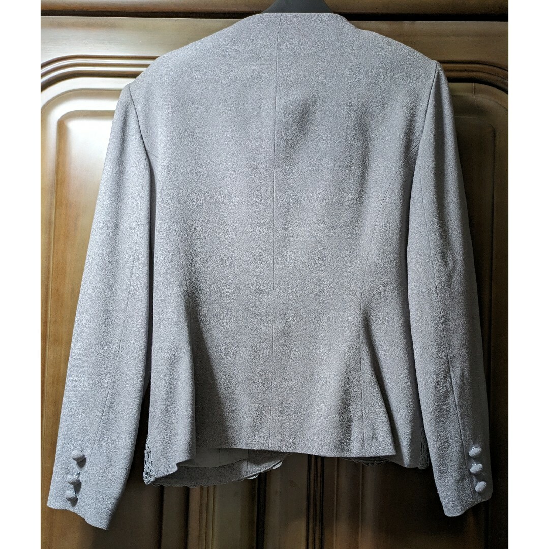 ノーカラージャケット　グレー色 レディースのジャケット/アウター(ノーカラージャケット)の商品写真