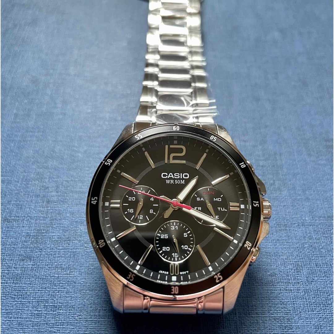 CASIO(カシオ)のカシオ　アナログ腕時計　新品　シルバー&ブラック　海外希少モデル　お祝い腕時計 メンズの時計(腕時計(アナログ))の商品写真