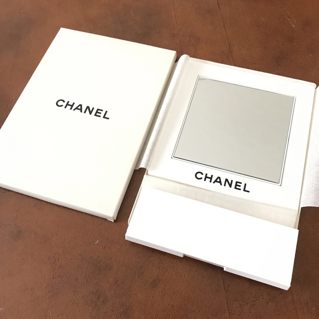 CHANEL(シャネル)のシャネル 回転式 スタンド 卓上ミラー 拡大鏡　鏡 ミラー 白 ホワイト ロゴ  インテリア/住まい/日用品のインテリア小物(卓上ミラー)の商品写真