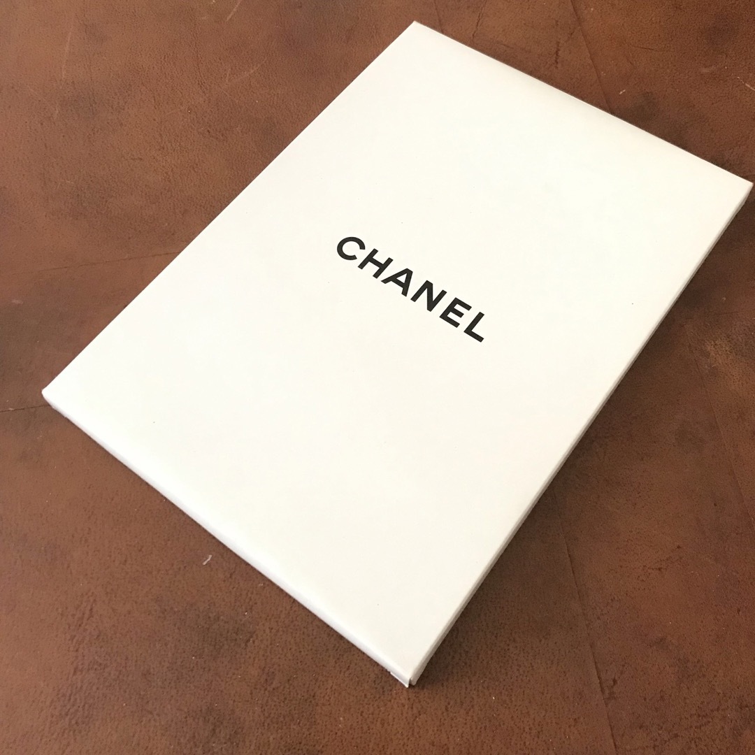 CHANEL(シャネル)のシャネル 回転式 スタンド 卓上ミラー 拡大鏡　鏡 ミラー 白 ホワイト ロゴ  インテリア/住まい/日用品のインテリア小物(卓上ミラー)の商品写真